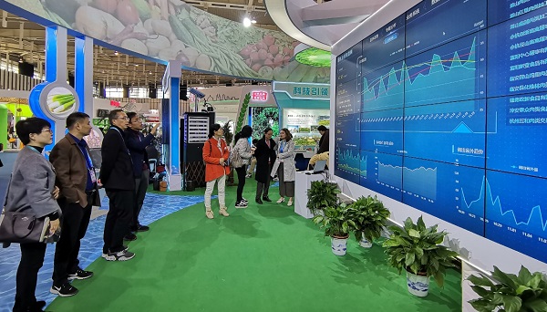 托普工作人員向?qū)<医榻B大數(shù)據(jù)平臺(tái)