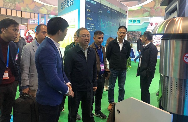 托普工作人員向?qū)<医榻B大數(shù)據(jù)平臺(tái)