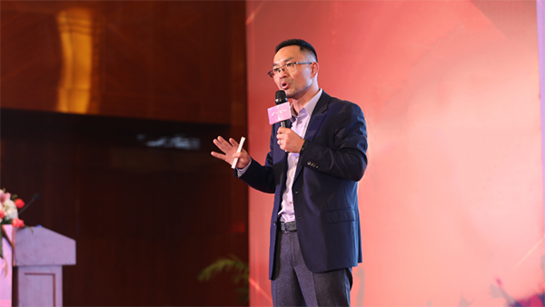 托普云農(nóng)陳渝陽(yáng)董事長(zhǎng)上臺(tái)作重要講話