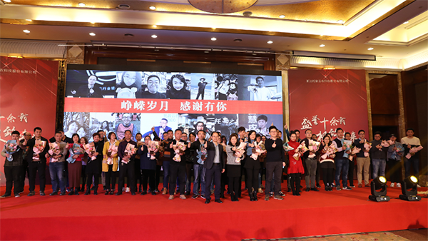 公司為老員工頒發(fā)了貢獻(xiàn)獎(jiǎng)