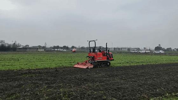 無(wú)人駕駛耕地機(jī)