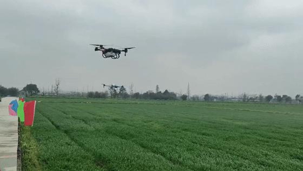 無(wú)人機(jī)噴灑