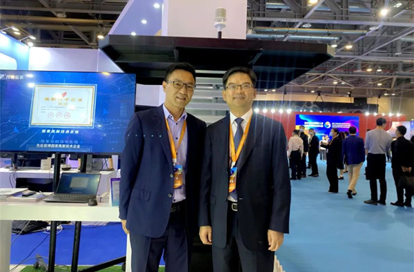 杭州拱墅區(qū)委書記李志龍與董事長陳渝陽合影