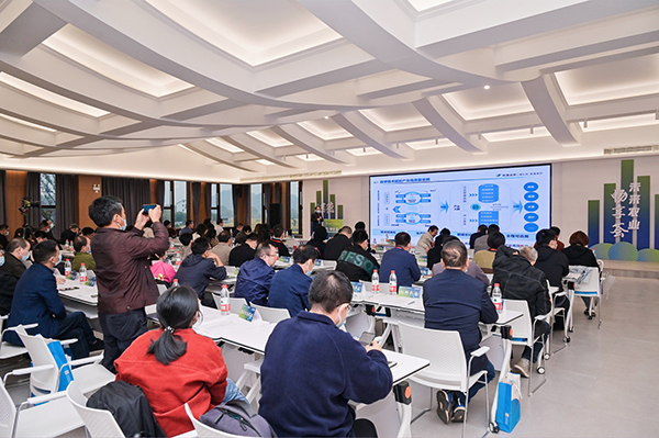 托普云農(nóng)智慧農(nóng)業(yè)研究院院長朱旭華作經(jīng)驗(yàn)發(fā)布